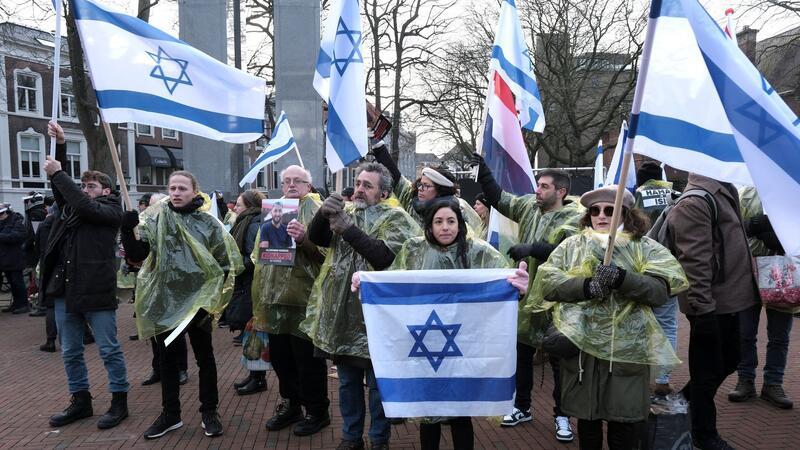 Israel wegen Völkermord-Klage vor UN-Gericht Auch Unterstützer Israels versammelten sich vor dem Internationalen Gerichtshof in Den Haag.