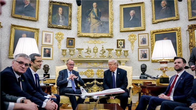 Fünf Lehren aus dem Merz-Besuch bei Trump Auch Vizepräsident JD Vance war im Oval Office wieder dabei.