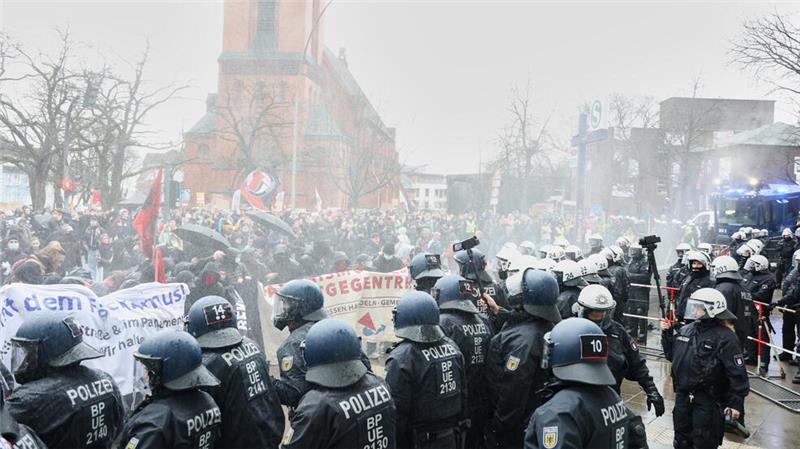Protest in Heimfeld – Drinnen spricht der AfD-Chef, draußen gibt‘s Krawalle Auch Wasserwerfer sind im Einsatz.