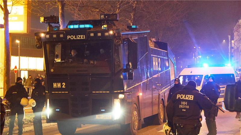 Auch Wasserwerfer wurden vorsichtshalber aufgefahren.