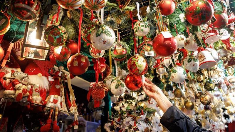 Nürnberger Christkindlesmarkt ist eröffnet Auch Weihnachtsschmuck gibt es auf dem Christkindlesmarkt zu kaufen.