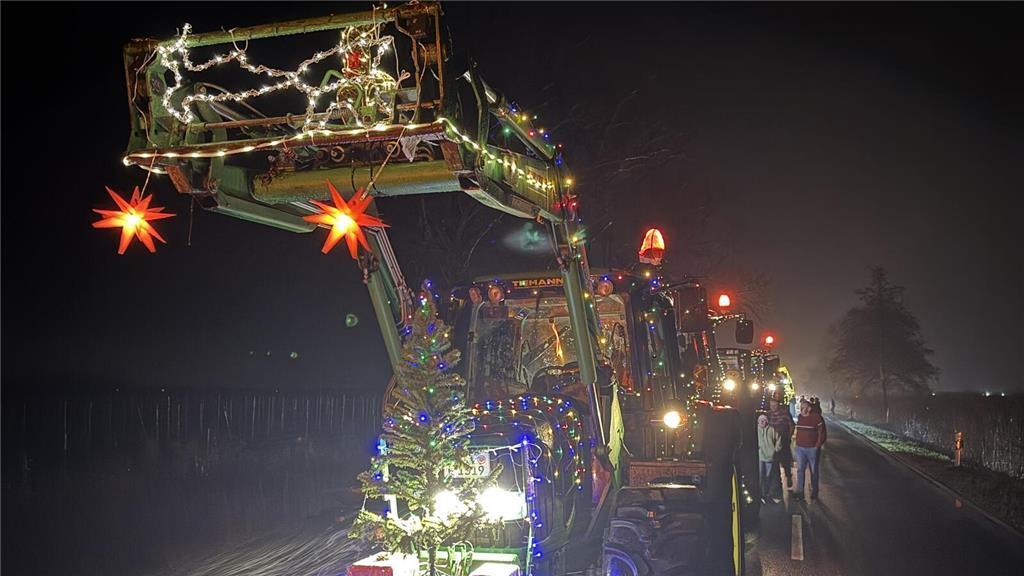 Auch Weihnachtssterne zählten zum gewählten Treckerschmuck.