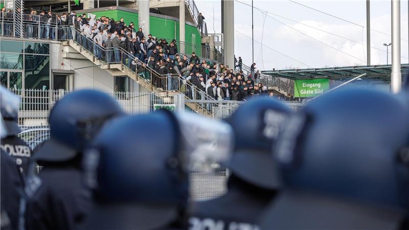 Auch Werder Bremen beschäftigen die Auseinandersetzungen von Fans mit der Polizei und Ordnern vor dem Spiel in Wolfsburg beschäftigen.