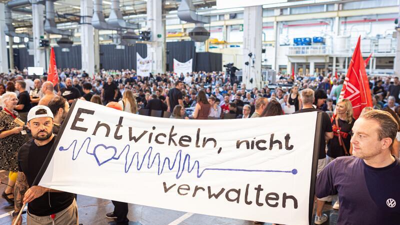 Autoindustrie „im Sturzflug“ - VW-Krise zieht Kreise Auch Werkschließungen in Deutschland und betriebsbedingte Kündigungen werden nicht länger ausgeschlossen.