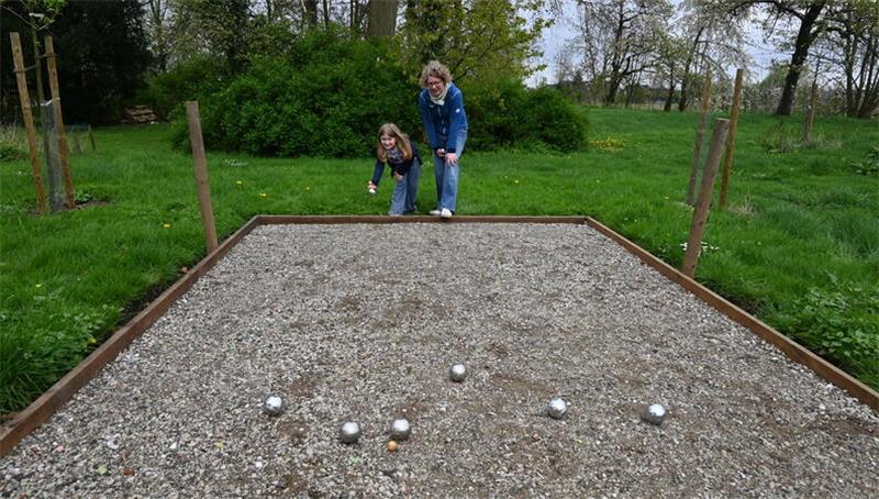 Auch Wettkämpfe sind auf der Boule-Bahn im Pfarrgarten in Borstel möglich.