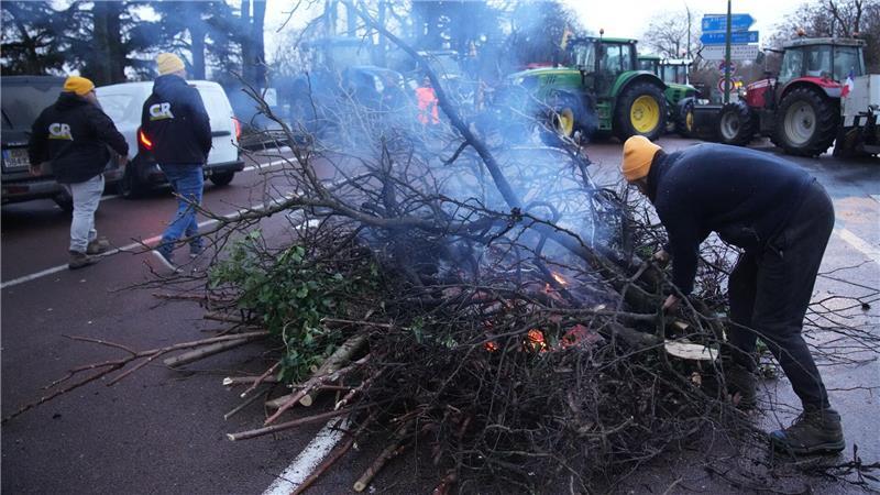 Auch Zufahrtsstraßen nach Paris wurden blockiert.