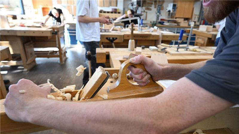 Erst mal arbeiten - Für viele attraktiver als Lehre oder Uni Auch als Azubi verdient man laut DIHK nicht schlecht.