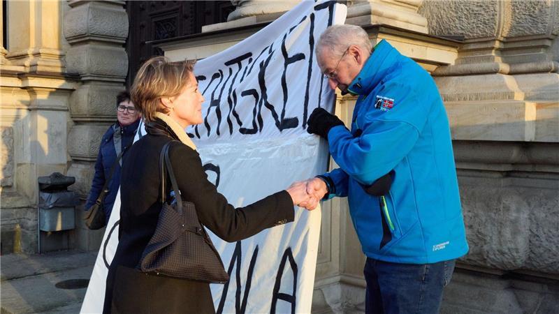 Auch am 26. Verhandlungstag sind Unterstützer von Christina Block zum Landgericht gekommen. 