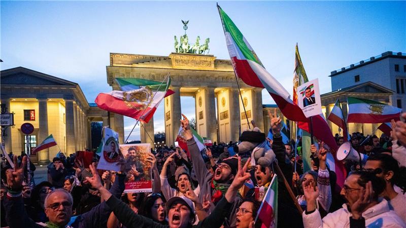 Auch am Brandenburger Tor demonstrierten Menschen gegen die autoritäre Führung in Teheran.