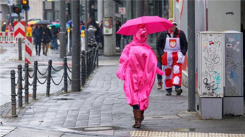 Auch am Dienstag kommt es nass vom Himmel. 