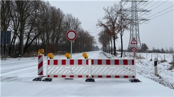 Auch am Donnerstag ist die L111 in Stade im Bereich der Schwingebrücke aufgrund einer streikbedingten Sperrung nicht passierbar.