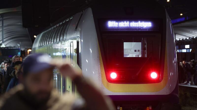S-Bahnen erst Freitag im Normalbetrieb – Weitere Drohung Auch am Donnerstagabend kam es noch zu Zugausfällen.