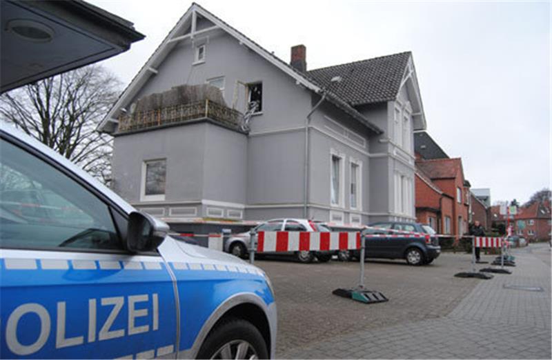 Auch am Donnerstagmorgen steht noch ein Streifenwagen vor dem Haus in der Bremervörder Straße. Fotos Helfferich