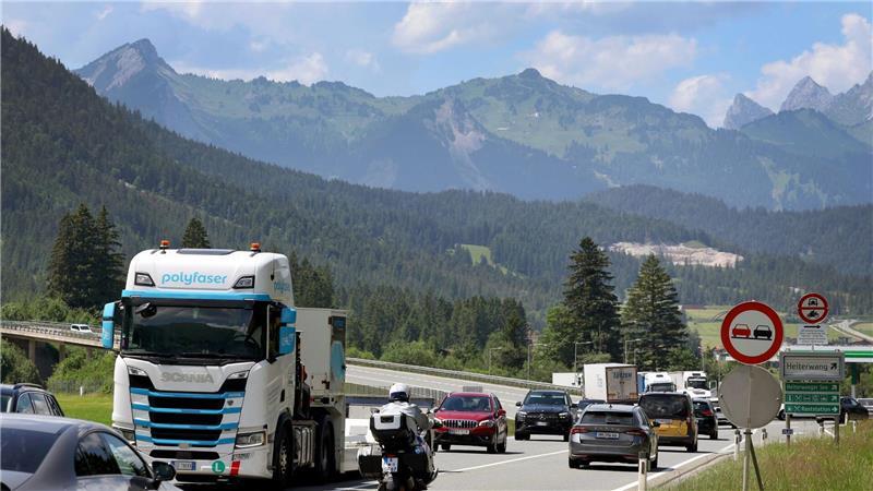 Fernpass-Demo legt Urlaubsroute lahm: Was erwartet Reisende? Auch am Fernpass klagen Anwohner über den Transitverkehr.