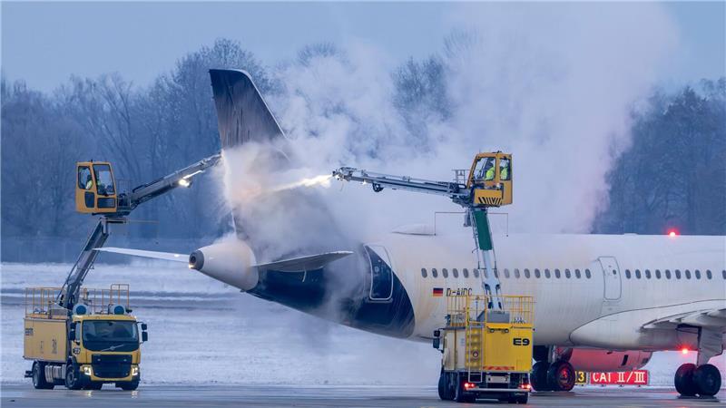 Glatteis-Gefahr verlagert sich in den Osten Deutschlands Auch am Flughafen in München fielen einige Flüge aufgrund des Wetters aus.