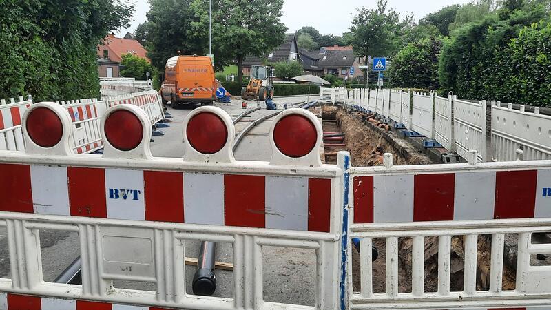 Auch am Freibad haben die Bauarbeiten begonnen. Hier wird der barrierefreie Ausbau vorbereitet. Trinkwasser- und Nahwärmerohre werden verlegt.