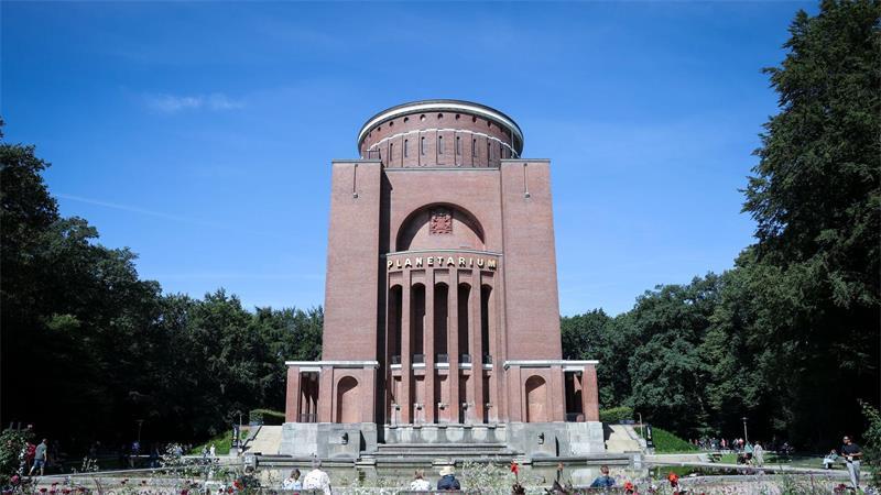 Hamburger heiß auf Spezialbrillen vor der Sonnenfinsternis Auch am Hamburger Planetarium kann die partielle Sonnenfinsternis verfolgt werden.