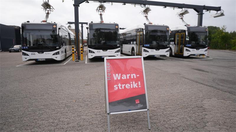 Auch am Mittwoch bleiben die Busse in den kreisfreien Städten in den Depots. 