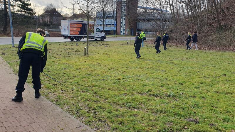 Auch am Mittwoch sicherte die Polizei Spuren. Was genau gefunden wurde? Darüber schweigt die Polizei.