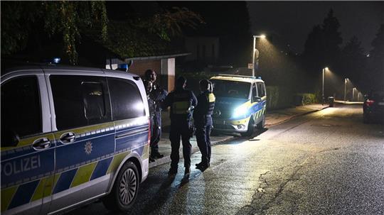 Auch am Morgen nach der Tat standen Polizeiautos vor dem Haus der Bürgermeisterin.