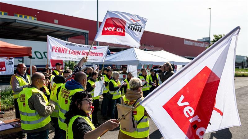Warnstreiks im Handel: Keine Folgen für Kunden erwartet Auch am Penny-Logisitkzentrum Großbeeren wurde gestreikt.
