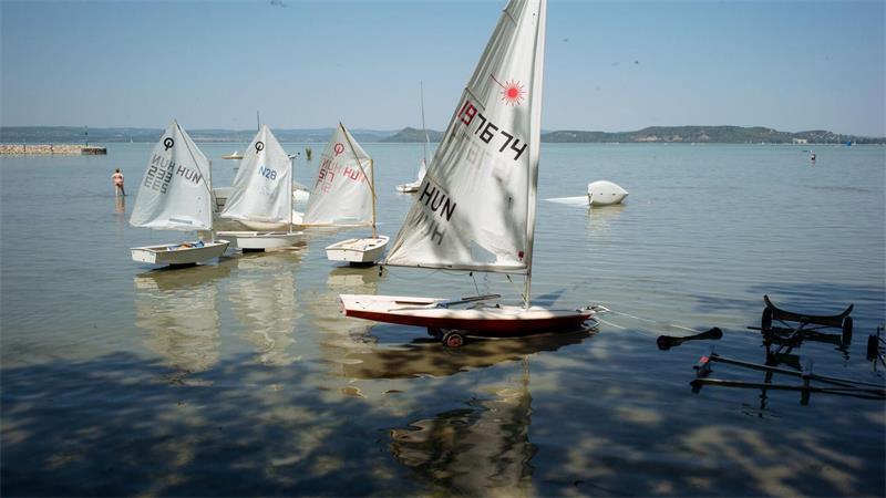 Donau-Niedrigwasser legt in Ungarn die Flusskreuzer lahm Auch am Plattensee bleiben die Segelboote unbenutzbar am Ufer stecken.