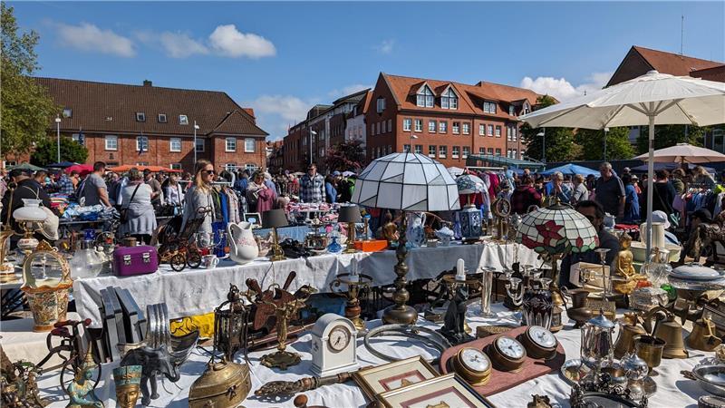 Auch am Platz Am Sande wird wieder gehökert: Aussteller können sich für den Herbsttrödelmarkt in der Stader Altstadt anmelden.