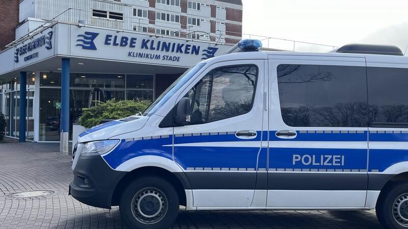 Stader stirbt nach Messerattacke im Krankenhaus - Streit zwischen Großfamilien Auch am Samstag sicherte die Polizei das Elbe Klinikum Stade.