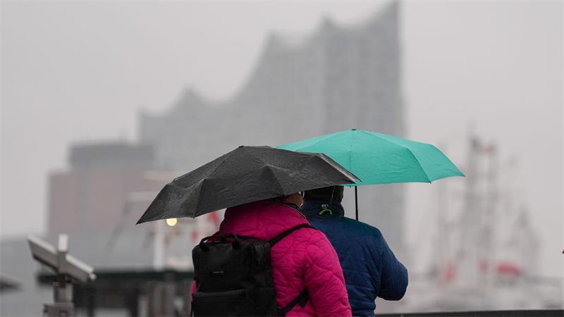 Auch am Samstag sollte man laut dem Deutschen Wetterdienst im Norden den Regenschirm dabeihaben. (Symbolbild)