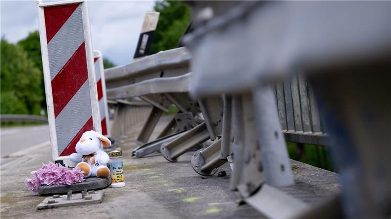 Trauer nach Busunglück – „Es ist ein Gemeinde-Schock“ Auch am Unfallort wurden Blumen und Kerzen niedergelegt.