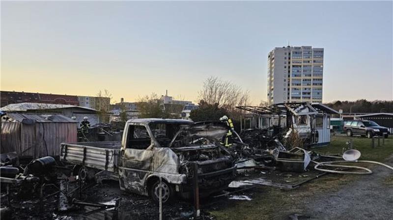 Auch am VW-Transporter entsteht Totalschaden.