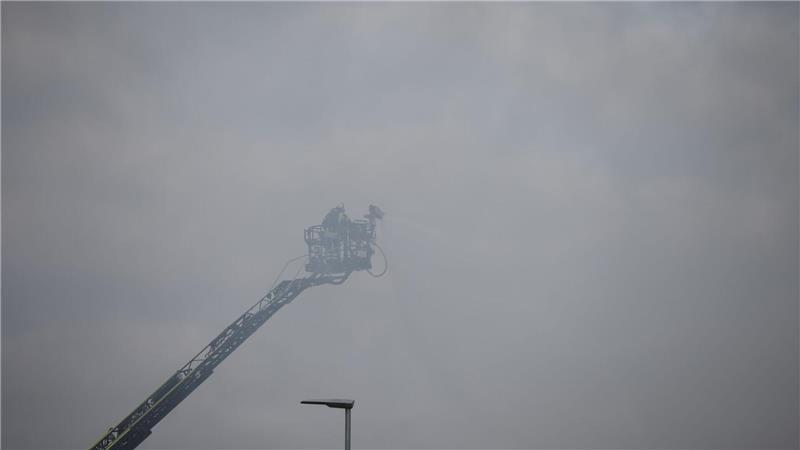 Auch am Vormittag nach dem Feuer kämpfte die Feuerwehr gegen Glutnester.