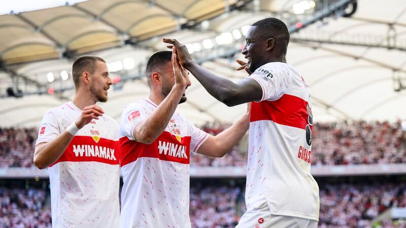 VfB wird dank Guirassy-Show und Punkte-Rekord Vizemeister Auch am letzten Spieltag trifft Stuttgarts Serhou Guirassy (r) für den VfB.