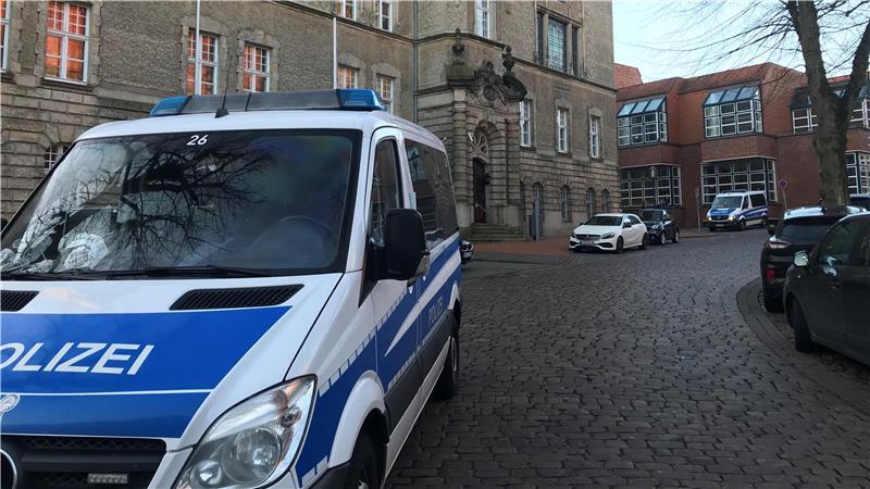 „Die Augen brannten“: Bruder des Getöteten in Stader Tatnacht unmittelbar dabei Auch am sechsten Prozesstag des Prozesses im Clan-Milieu zeigte die Polizei Präsenz vor dem Landgericht.