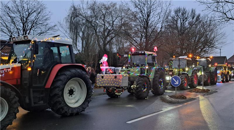 Auch am vierten Advent ziehen wieder die leuchtenden Trecker durch den Landkreis.