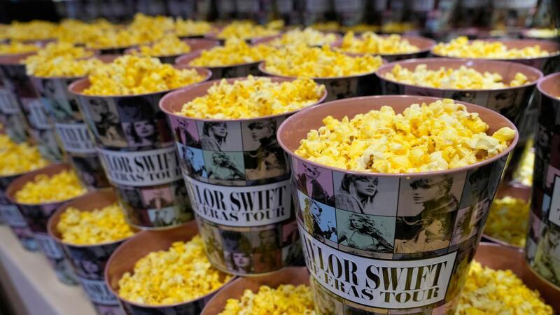 Auch an Popcorn im Taylor-Swift-Becher wurde gedacht.