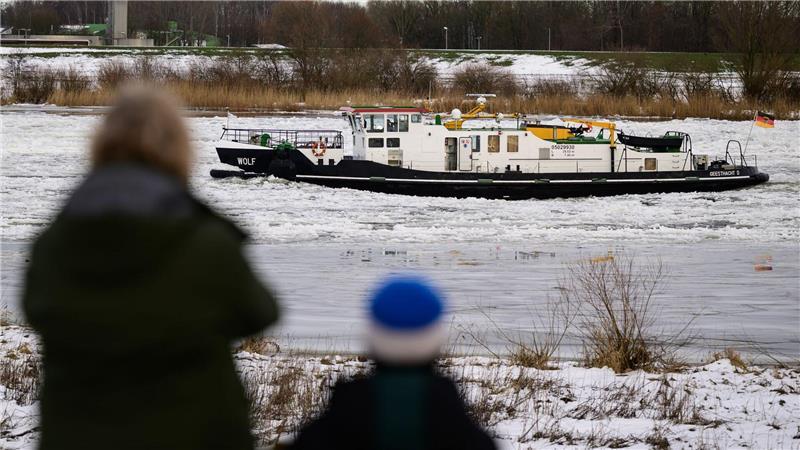 Auch an den Ufern liegt teilweise noch Schnee.