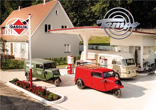 Auch an der 50er-Jahre-Tankstelle aus Stade stehen am Pfingstsonntag die historischen Kult-Dreiräder made in Harburg. Foto: FLMK