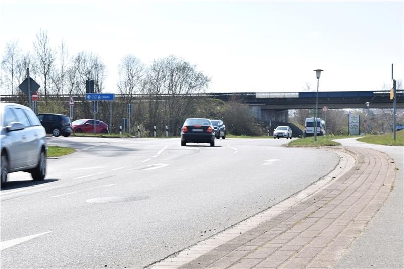 Auch an der Auf- und Abfahrt der A26 in Richtung Neuenkirchen soll die Höchstgeschwindigkeit reduziert werden. Foto: Battmer