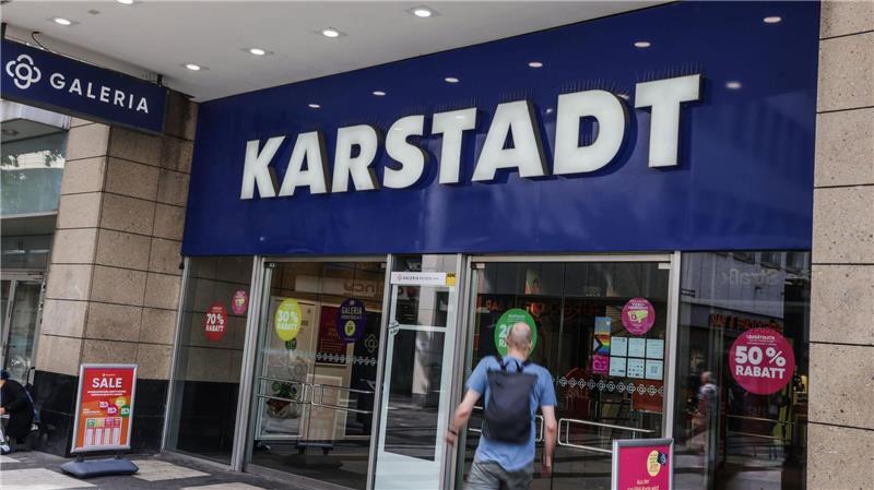 Ein Jahr nach der Insolvenz: Ist Galeria zurück auf Kurs? Auch an der Filiale Breite Straße in Köln ist der Name Karstadt noch präsent - obwohl die Marke aus dem Firmennamen gestrichen wurde.