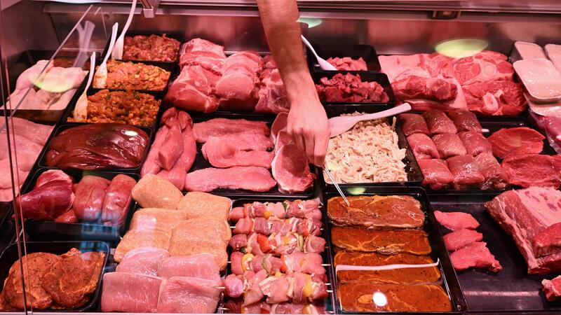 Gulasch-Etikett sorgt im Internet für Empörung Auch an der Fleischtheke muss jetzt über Herkunft und Schlachtung informiert werden.