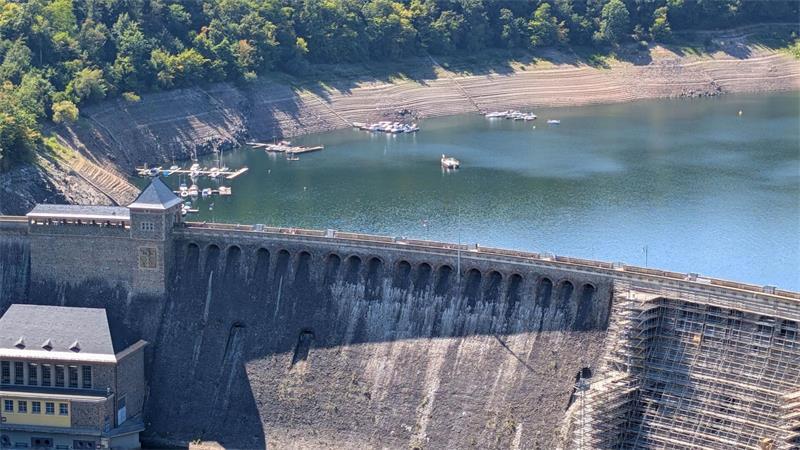 „Blanker Wahnsinn“: Niedrigwasser trifft Edersee-Tourismus Auch an der Staumauer ist das Niedrigwasser ersichtlich.