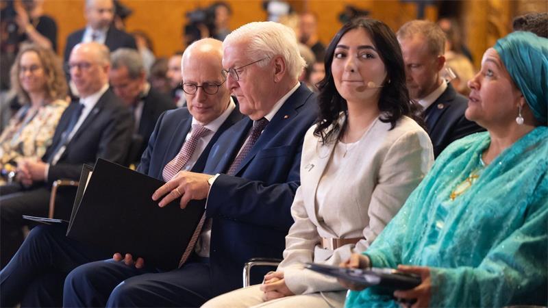 Auch auf Initiative von Bundesentwicklungsministerin Reem Alabali Radovan (SPD) haben sich Staaten und Organisationen in einer gemeinsamen Erklärung sehr besorgt gezeigt über die schwerwiegenden Auswirkungen der Blockade der Straße von Hormus auf den Globalen Süden.