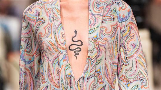 Auch auf Laufstegen sind manchmal Tattoos zu sehen. (Archivbild)