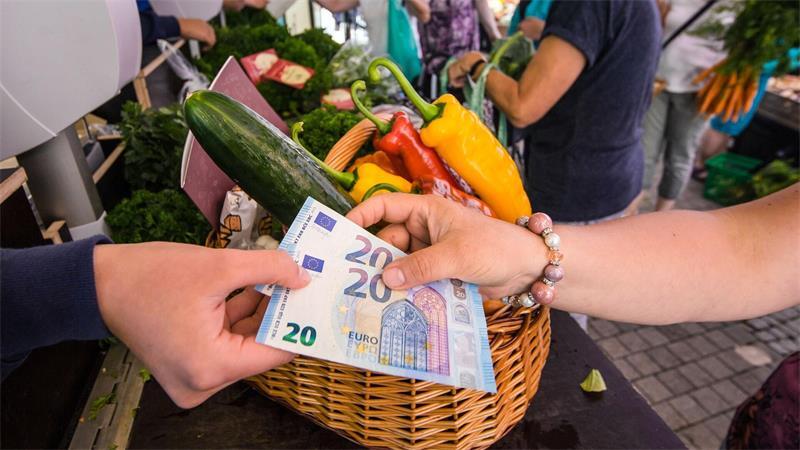 Bargeldlos zahlen: Mehrheit wünscht sich mehr Möglichkeiten Auch auf Wochenmärkten wünschen sich 28 Prozent der Befragten argeldlose Zahlungsmöglichkeiten. (Symbolbild)