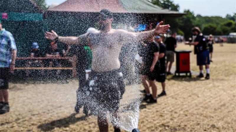 Pool und Eisbeutel: Metalfans trotzen bei Wacken der Hitze Auch auf dem Festivalgelände finden Metalfans Abkühlung.