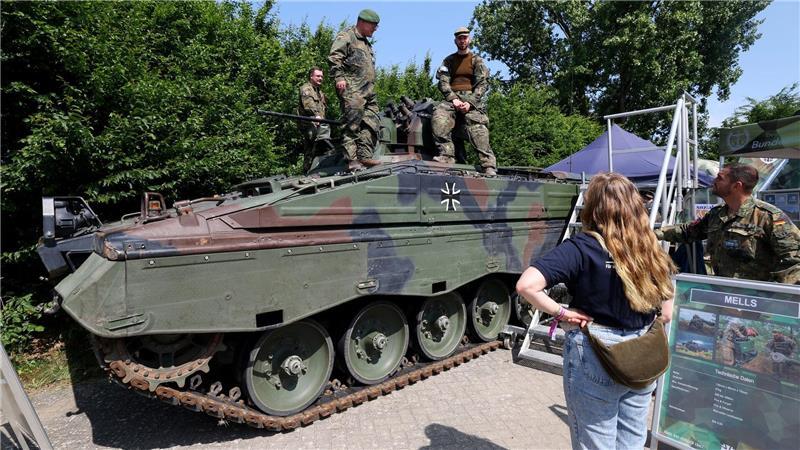 Ausbildungsstart künftiger Marineoffiziere erstmals in Parow Auch auf dem Mecklenburg-Vorpommern-Tag präsentierte sich die Bundeswehr unter anderem mit dem Schützenpanzer Marder.