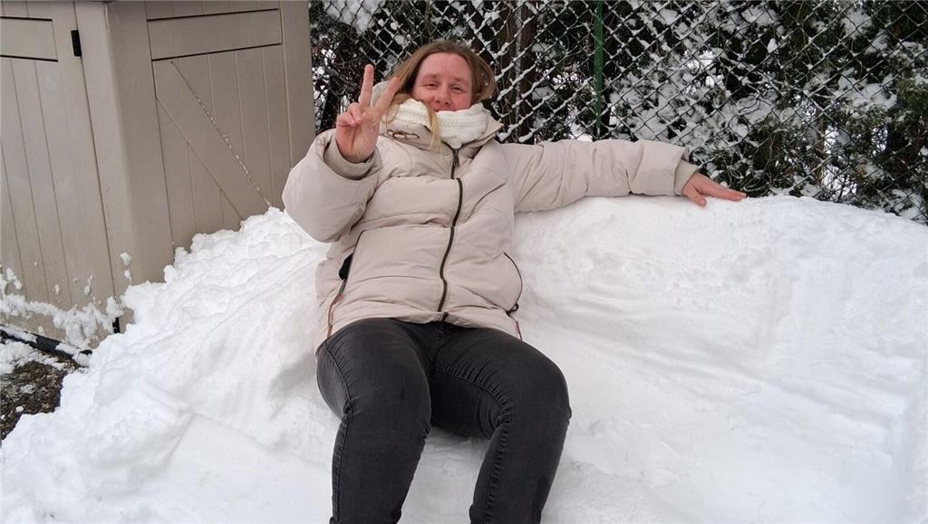 Auch auf dem Schneesofa kann es gemütlich sein, wie Melanie Dahm beweist.