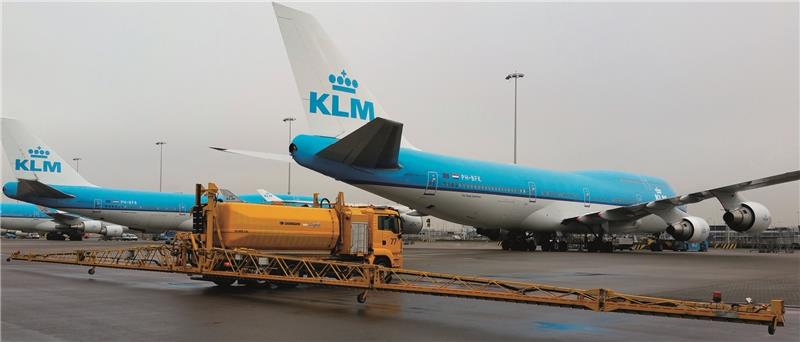 Auch auf dem drittgrößten Flughafen Europas, Schiphol bei Amsterdam, ist ein Airport-Enteiser made in Hedendorf seit 2012 mit Erfolg im Einsatz. Foto Herbert Dammann GmbH