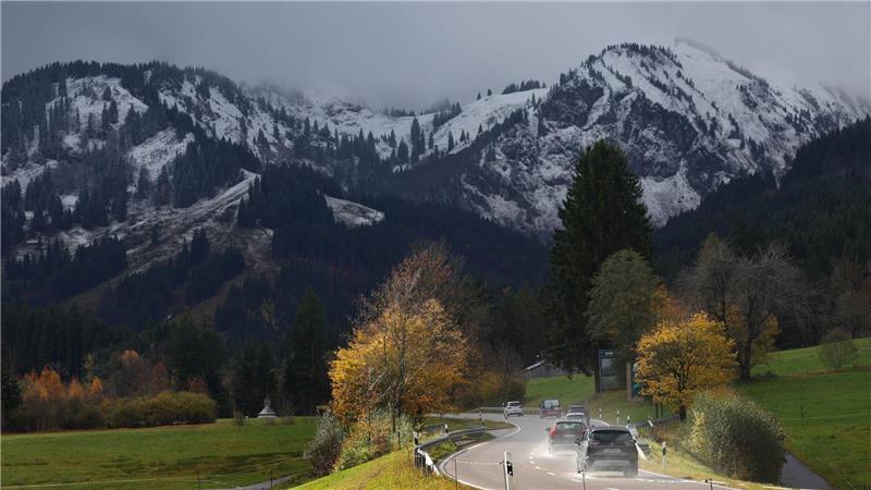 Auch auf den Bergen bei Bad Hindelang liegt Schnee. 